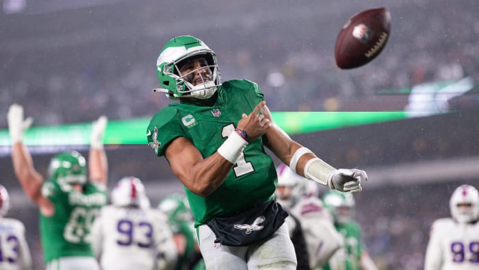 Jalen Hurts threw for three touchdowns and ran for two more in the Eagles’ win over the Bills.